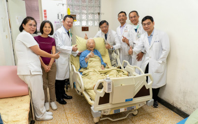 110歲人瑞膽結石併發膽囊炎 跨團隊微創手術助康復