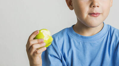 健康網》滿週歲兒啃水果差點要命 醫：X光也照不出它