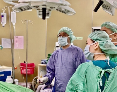 51歲男雙側疝氣反覆復發 腹腔鏡微創手術成功治療