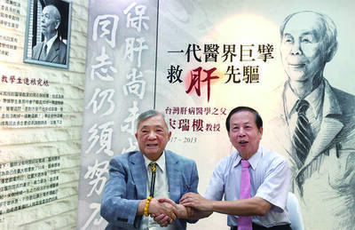 健康網》連文彬談笑間單手抽血神技 徒子徒孫銘記在心