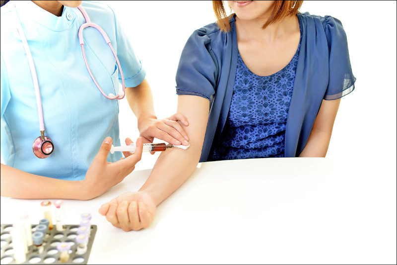 喝酒臉紅 恐是「酒精不耐症」 醫︰酒精代謝慢 有致癌風險