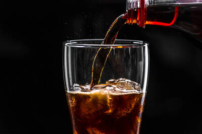 健康網》胃裡卡一顆「糞石」 醫開立：可樂一週療法