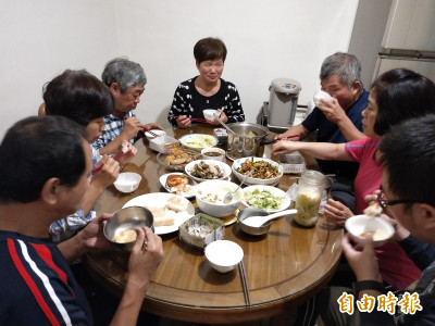 團圓變「團怨」！長媳連10年除夕夜胃絞痛 竟是壓力惹禍