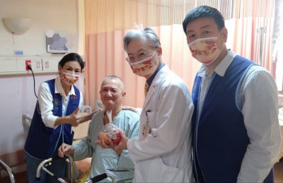 無法回家也有年味 中榮除夕走訪病房送暖