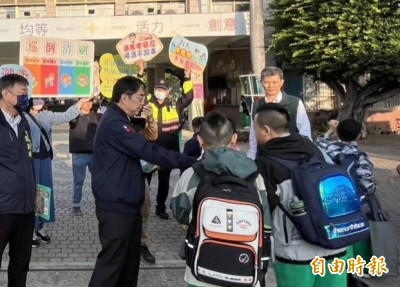 開學日宣導防疫 黃偉哲籲巡倒清刷