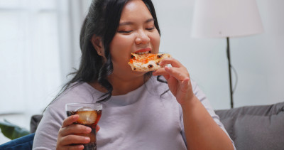 越晚越想吃不是意志差 醫揭少睡讓人陷入「夜間暴食」