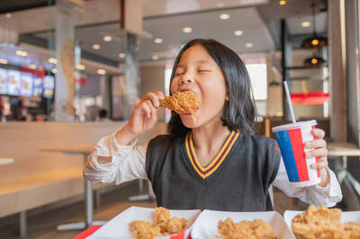 健康網》醫：孩子吃「剝皮」炸雞 仍可能性早熟