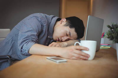 健康網》午覺不是睡越久越好！ 醫警：別超過這時間 中風風險增24％