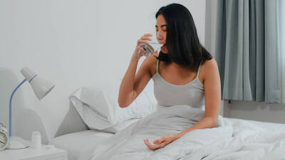 健康網》怕夜尿不敢喝水 醫教「補水時間差」 解渴又能一覺到天明