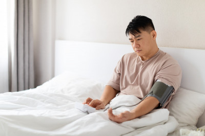 半夜狂跑廁所、早晨血壓飆破160 醫警告：恐是睡覺時反覆缺氧
