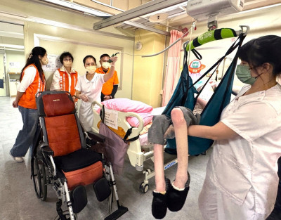 照護員每日幫植物人翻身數十次 獲贈電動設備解除勞力負荷