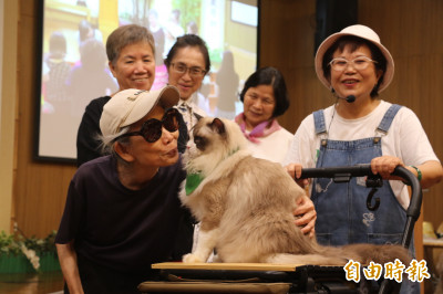 動物輔助治療對失智症有效 毛小孩化身長輩療癒天使