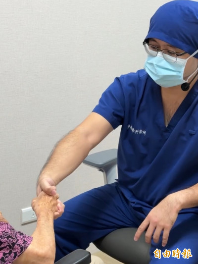 「他快活，我就快活！」阿嬤看診一句話感動骨科醫