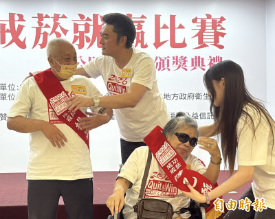 71歲翁為氣切女友「衝動」戒菸  成功擺脫52年菸癮
