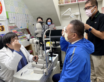 驚悚！釣客遭魚鉤刺眼 捧著釣竿緊急求醫