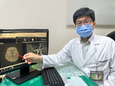 40歲工程師天天熬夜追劇竟腦中風！ 右手突癱、講話含糊送急診