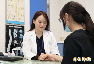 6旬婦大拇指痛以為退化   竟是「拇指腕掌關節炎」上身