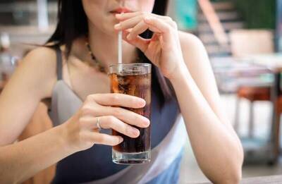 健康網》35歲女可樂當水喝猛掉牙 研究揭1款碳酸飲反增飽足不傷牙