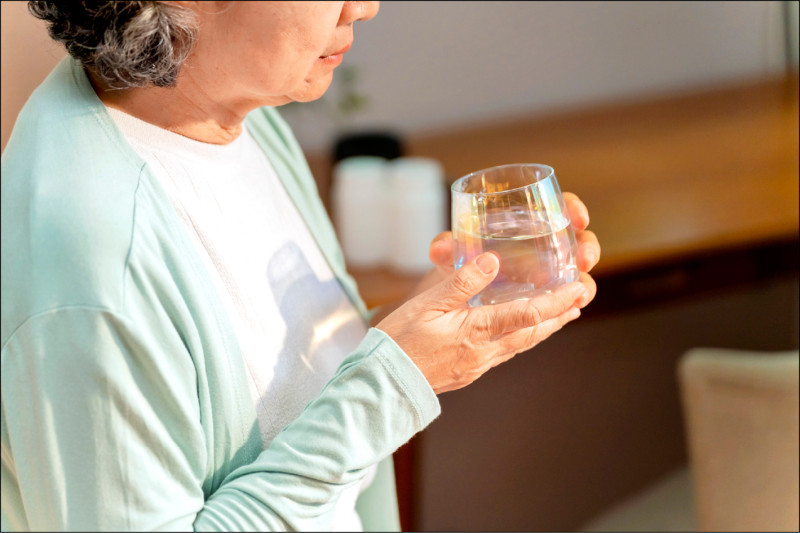 臥床翁幻覺嗜睡誤認失智 竟是水喝多致「低血鈉」釀禍