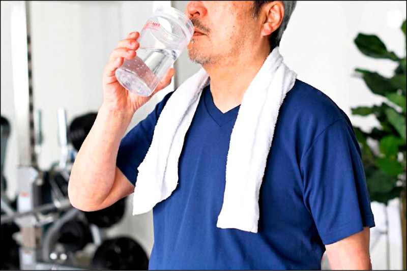 秋涼補水不足 當心攝護腺發炎