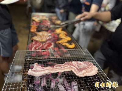 中秋烤肉吃到「這物品」25歲女高燒腹瀉「苦坐馬桶3小時」