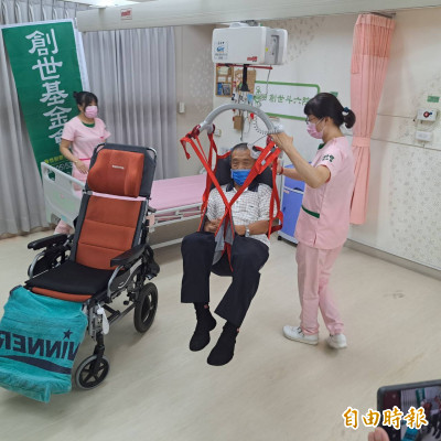 不再靠「人力搬抱」！ 創世基金會獲贈照顧科技神器