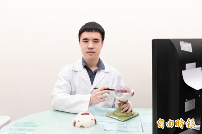 阿嬤跌倒「眼睛一片黑」！竟是人工水晶體移位 醫警：這情況不及時救恐失明