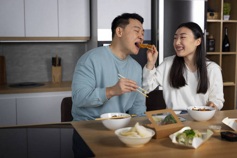 一個人吃飯血糖會飆？ 研究發現有伴侶陪吃反應更穩