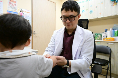 小一女童乳頭突紅腫劇痛 竟綠膿桿菌入侵「幾乎被吃光」