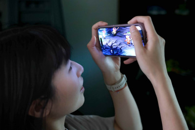 孩子熬夜玩手機就是網路成癮？中榮醫師揭真相：越禁反而越晚睡