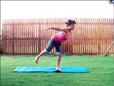 兒童yoga/學造飛機 練就平衡感