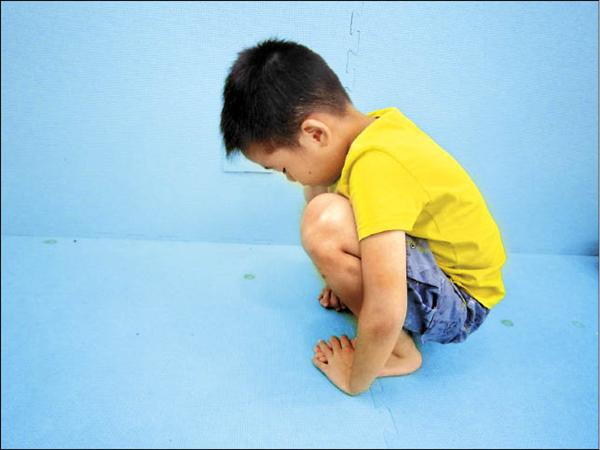 走路內八、小腿痠 留意兒童扁平足