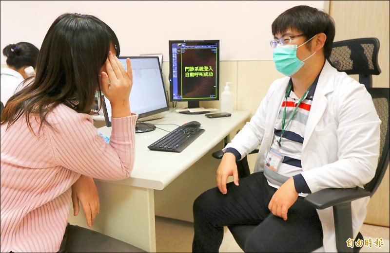 ▲張為碩醫師(右)表示,勤洗手、避免出入擁擠的公共場所,是避免感染的不二法門。(記者陳建志攝) ▲張為碩醫師(右)表示,勤洗手、避免出入擁擠的公共場所,是避免感染的不二法門。(記者陳建志攝)