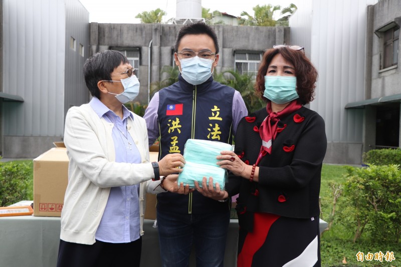 台商回饋鄉里 捐1千個口罩給長輩