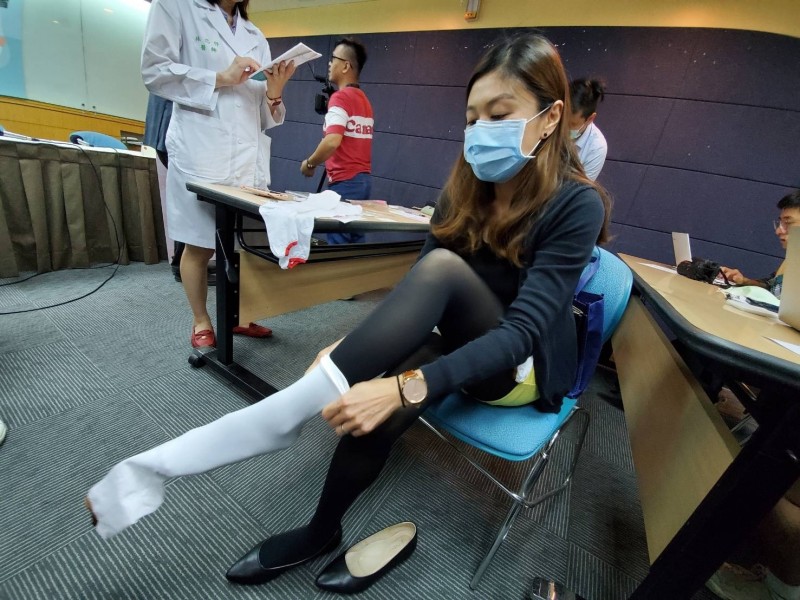 醫師提醒，孕產婦預防肺栓塞可善用彈性襪；圖為情境照，圖中人物與本文無關。（記者林惠琴攝）