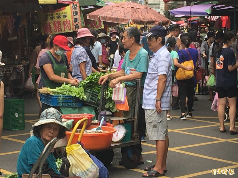 傳統市場放眼望去，大部分民眾沒有戴口罩。（記者謝武雄攝）