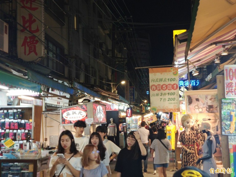 雖然夜市屬於務必「戴口罩」的8大場所，但觀光市場放眼望去，大部分民眾沒有戴口罩。（記者謝武雄攝）