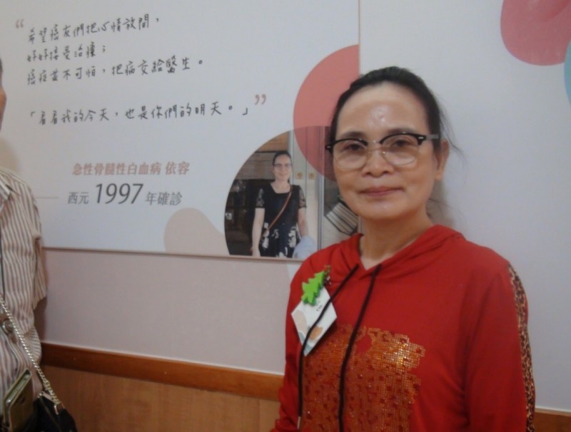 20多年前罹血癌的王女士「回娘家」鼓勵癌友們勇於抗癌。（記者方志賢攝）