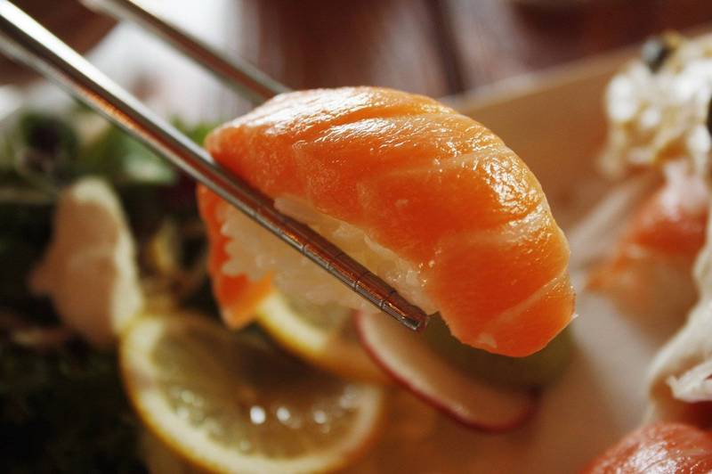 健康網》鮭魚壽司好吃又營養！營養師：白飯熱量要小心 - 樂活飲食 - 自