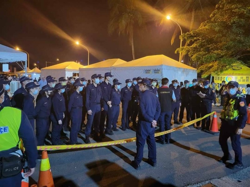 花蓮縣警察局調度大量警力負責協助連假交通疏導還有支援台鐵出軌意外。（花蓮警分局提供）