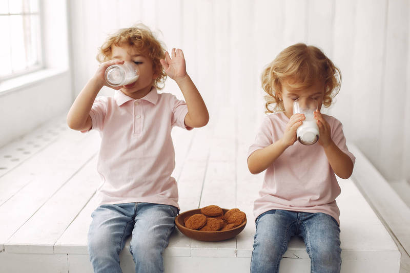 健康網》1歲後的寶寶奶怎麼喝、怎麼選？ 4種奶類優點一次看 - 樂活飲食