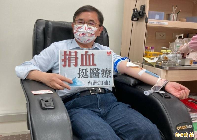 疫情鬧血荒 劉櫂豪挽袖捐血挺醫療 - 即時新聞 - 自由健康網