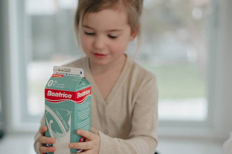 健康網》小孩把牛奶當水喝？ 營養師：一天喝超過「這個量」反影響鈣吸收 -