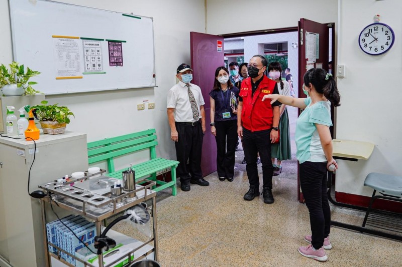 史哲訪視國中、小,了解開學日防疫相關措施執行情況。(記者王榮祥翻攝) 史哲訪視國中、小,了解開學日防疫相關措施執行情況。(記者王榮祥翻攝)