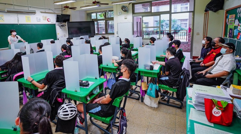 史哲跟著學生一起聆聽老師說明防疫規範。(記者王榮祥翻攝) 史哲跟著學生一起聆聽老師說明防疫規範。(記者王榮祥翻攝)