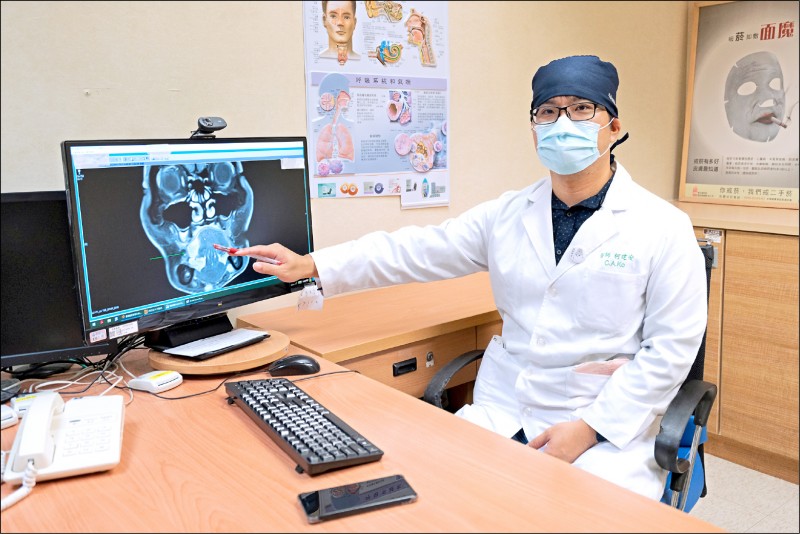 ▲柯建安醫師呼籲口腔有潰瘍未癒合等異樣時,應及早求醫診療。(嘉義長庚醫院提供) ▲柯建安醫師呼籲口腔有潰瘍未癒合等異樣時,應及早求醫診療。(嘉義長庚醫院提供)