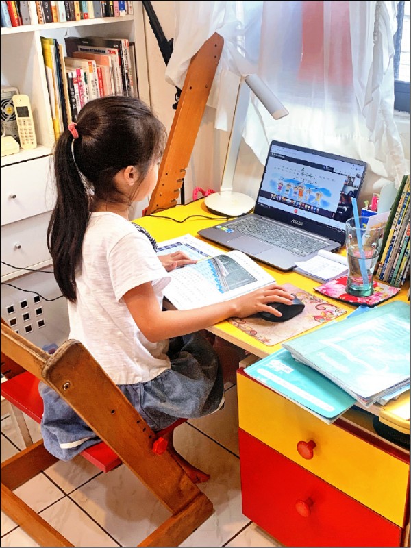 ▲兒童使用電腦等３Ｃ產品，需注意保持適當距離及避免用眼過度；圖為情境照。（照片提供／胡君怡）