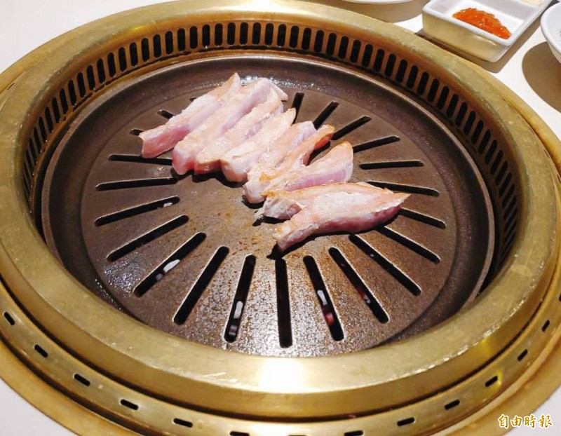 衛福部疾管署提醒民眾避免食用未充分加熱的蛋、肉類或生食貝類水產品。（記者林惠琴攝）