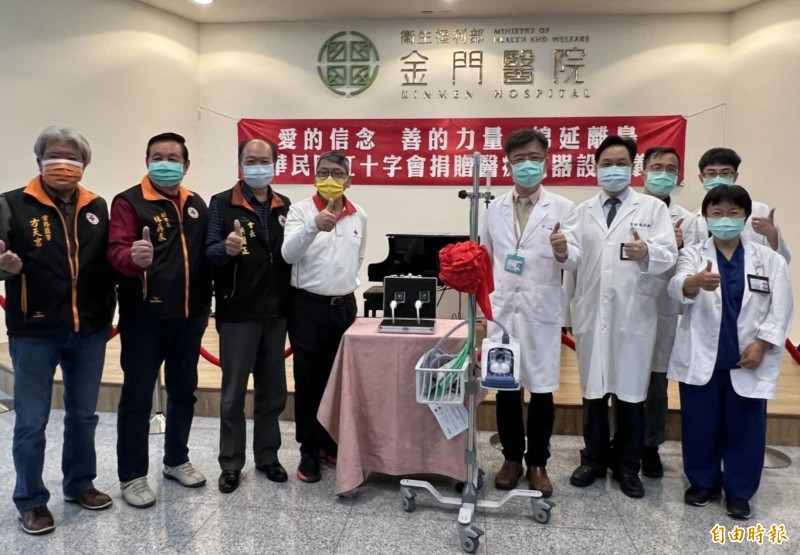 中華民國紅十字會賑濟處處長顧義發(左四)代表贈送捐贈電子影像喉頭鏡和高流量氧氣鼻導管裝置系統(HFNC)給衛福部金門醫院,由金門醫院院長侯重光(前右三)代表接受。(記者吳正庭攝) 3876104 4