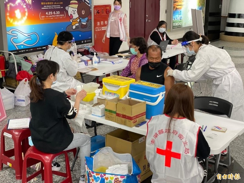 澎湖機場疫苗快打站,民眾可以隨到隨打。(記者劉禹慶攝) 3880648 3